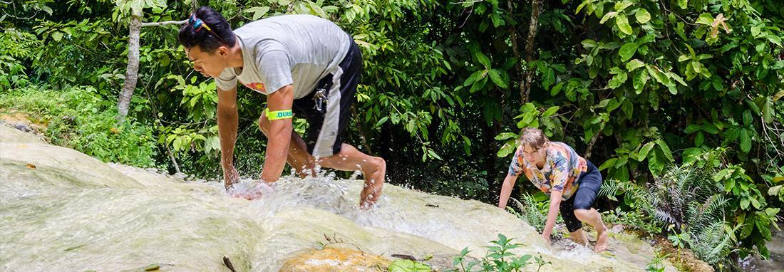 آبشاری چسبنده در تایلند ؛ با پای برهنه صخره نوردی کنید
