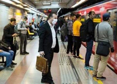 تذکر به مسافران بدون ماسک در مترو توسط پلیس
