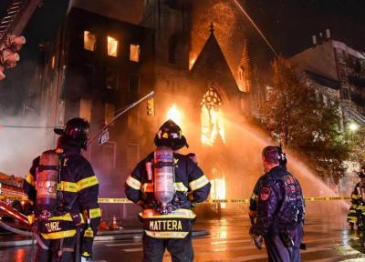 آتش کلیسای تاریخی نیویورک را سوزاند