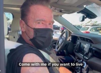 (ویدئو) آرنولد در خودرو واکسن کرونا زد