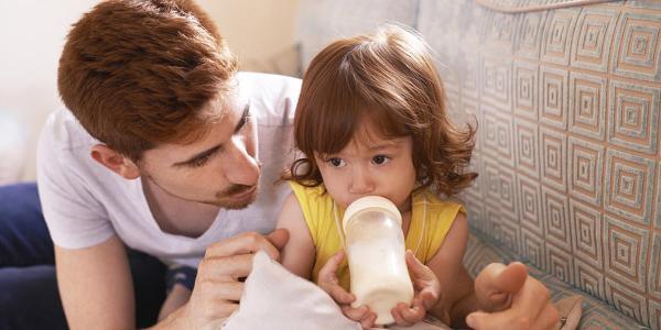 همه چیز درباره مصرف شیر گاو برای کودک ؛ آیا وقتش رسیده؟