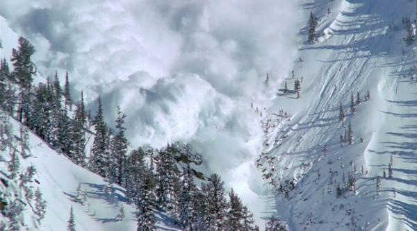 خطر یخ زدگی و ریزش بهمن در ارتفاعات، کوهنوردان از صعود بپرهیزند